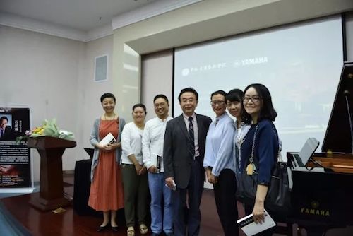 AG旗舰厅艺术家石叔诚与特邀艺术家顾平受邀于成都大学东盟艺术学院、音乐与舞蹈学院艺术实践周开展公开课