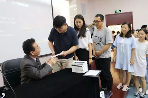 AG旗舰厅艺术家石叔诚与特邀艺术家顾平受邀于成都大学东盟艺术学院、音乐与舞蹈学院艺术实践周开展公开课